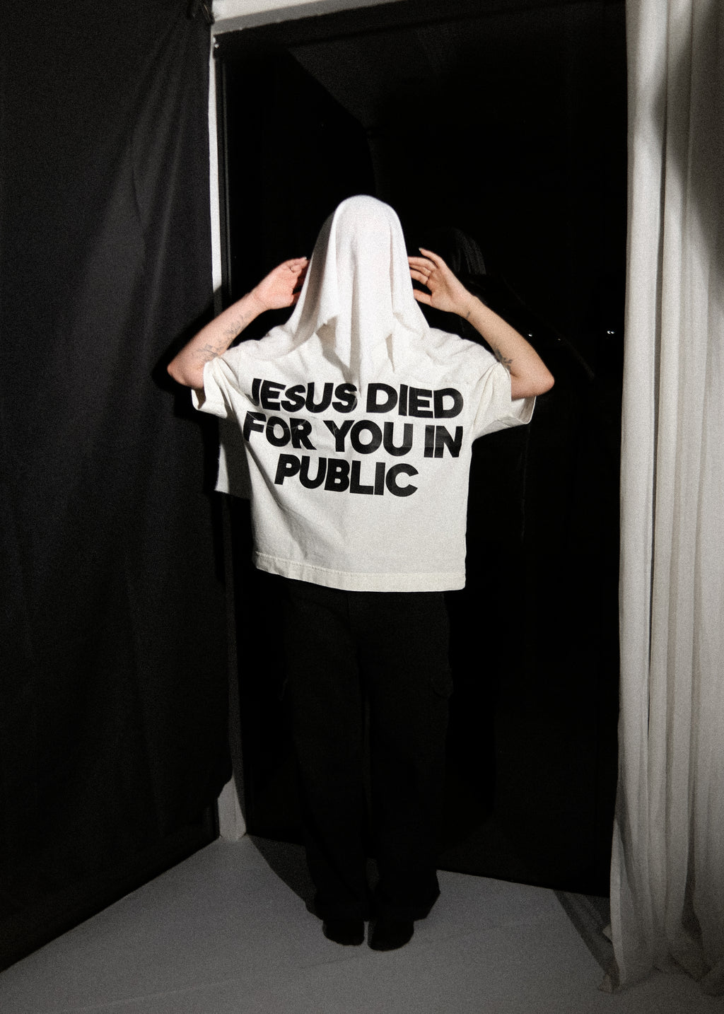 CAMISETA JESUS DIED FOR YOU IN PUBLIC OFF WHITE