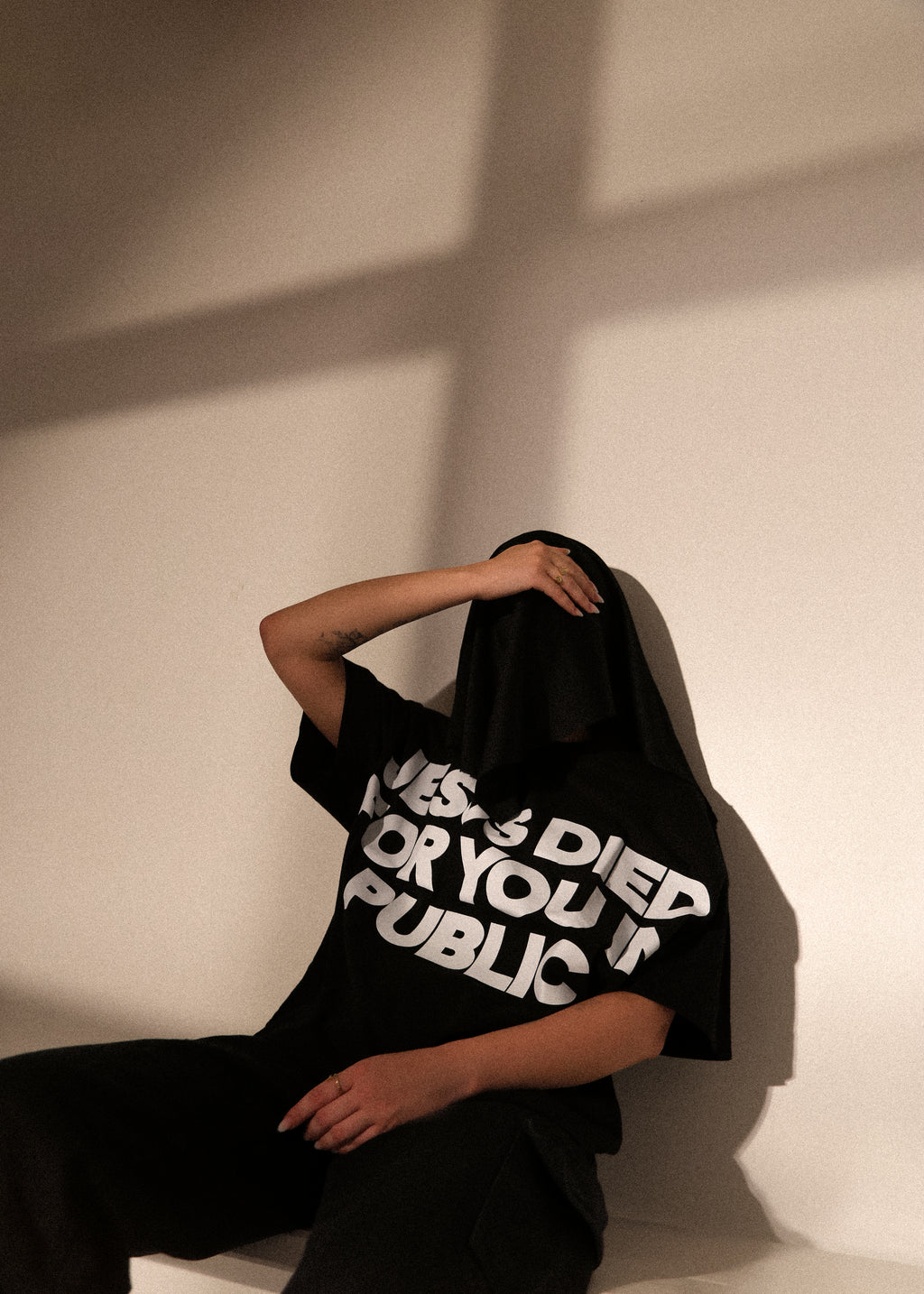 CAMISETA JESUS DIED FOR YOU IN PUBLIC PRETA