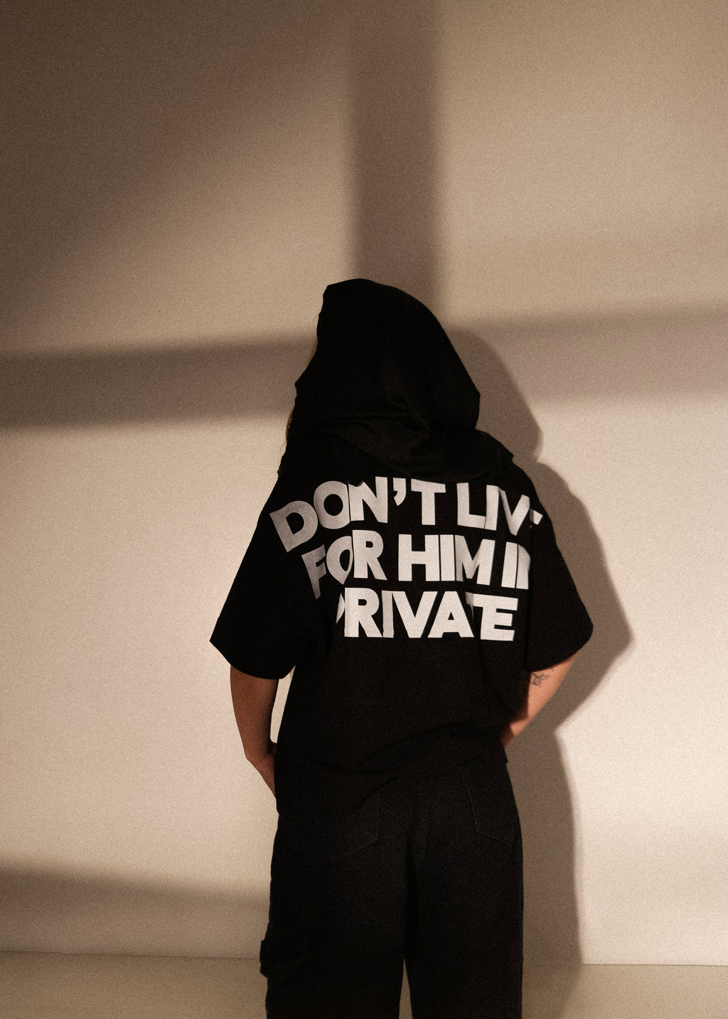 CAMISETA JESUS DIED FOR YOU IN PUBLIC PRETA